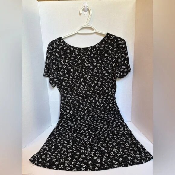 L’Atelier Petite Black Floral Print Fit & Flare Dress - Picture 2 of 3